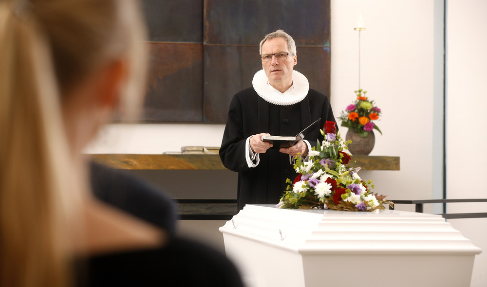 Kirkelig begravelse og bisættelse er afsked med en, vi holdt af. Og så er det forkyndelse af opstandelse, håb og trøst.