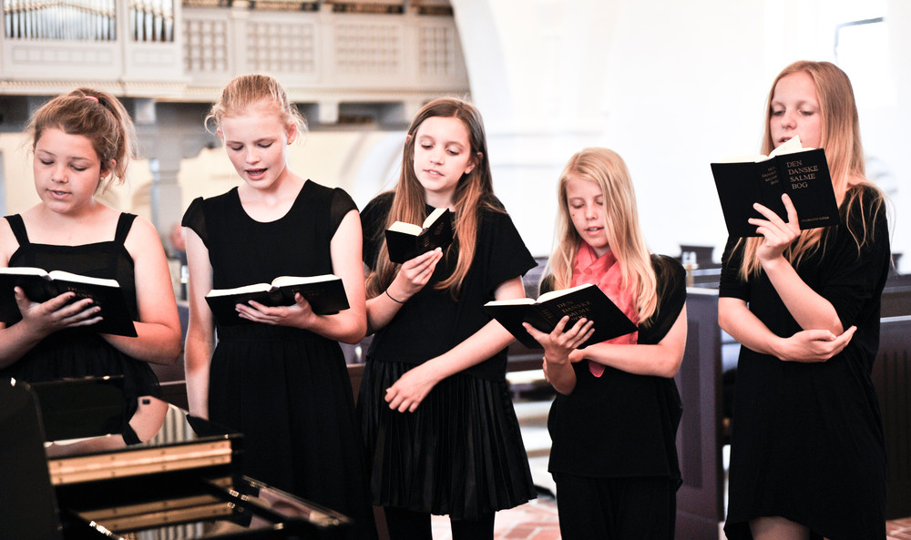 Lyt til de julesalmerne og læs om deres baggrund og forfattere. Folkekirkens Ungdomskor synger.