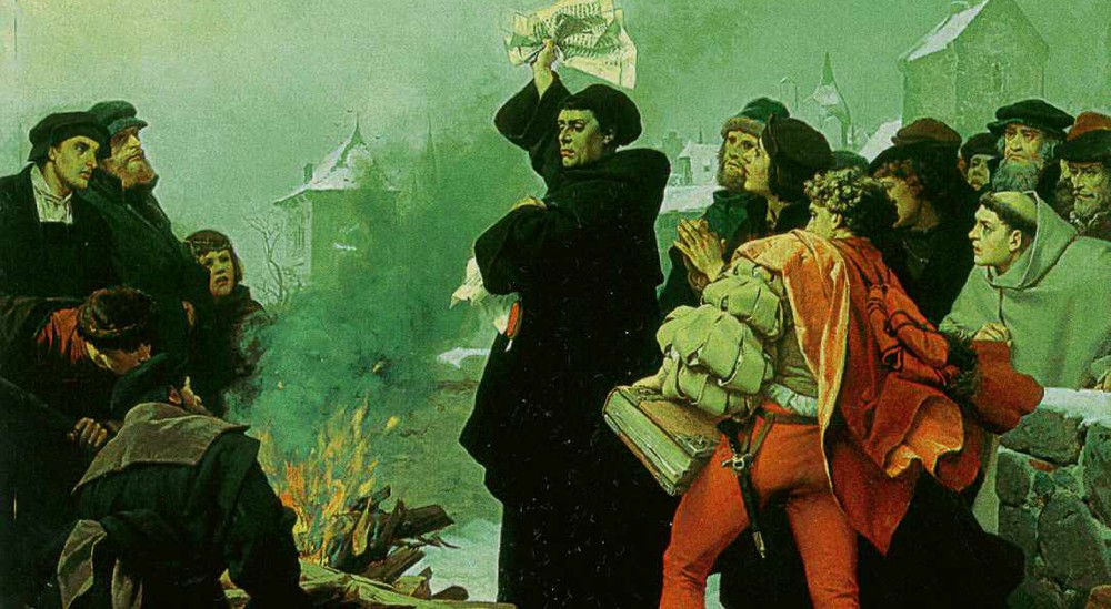 Paven udstedte en bandbulle, hvor han gav Luther 20 dage til at tilbagekalde sin kritik af afladen. Luther brændte bullen offentligt og blev få ugere senere bandyst af den katolske kirke.