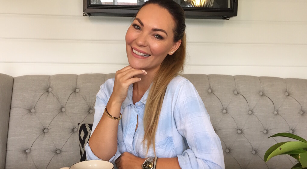 Mascha Vang i sofa med hånden under hagen