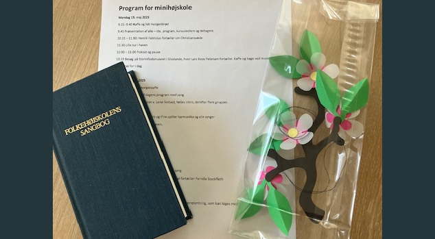 Billede af Højskolesangbog og program for minihøjskolen
