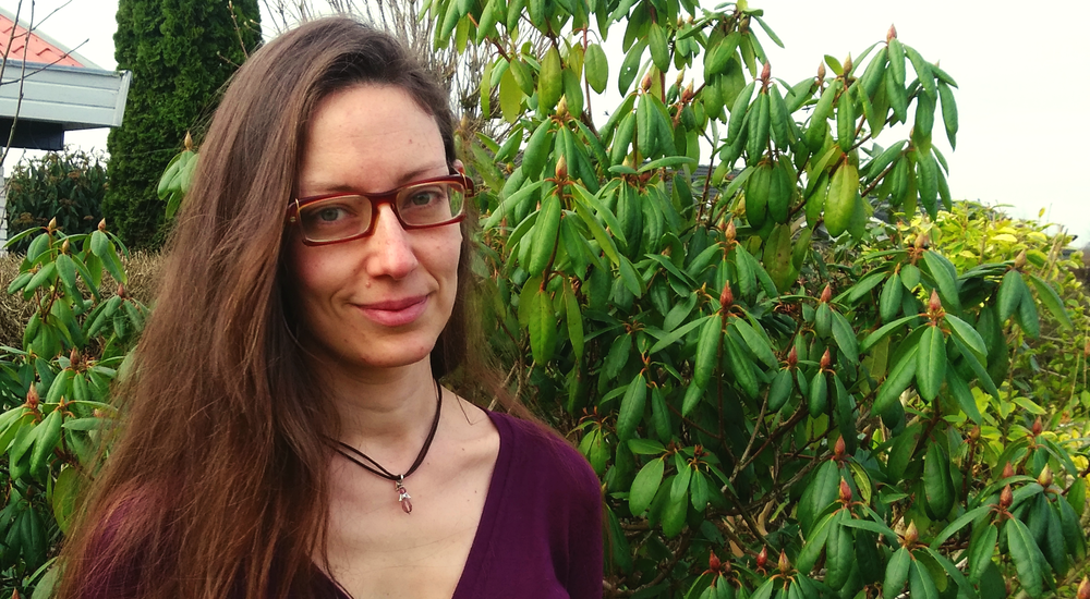 Elisabeth foran en busk i haven. Hun blev voksenkonfirmand som 34-årig.